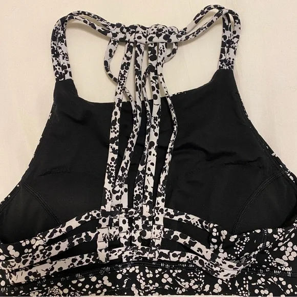 Lululemon high neck sports bra - size 4 - Picture 4 of 4
